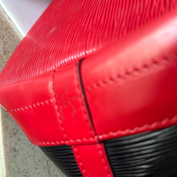 AUTHENTIC LOUIS VUITTON ÉPI NOE BI-COLOUR LEATHER SHOULDER BAG. - Picture 14 of 15